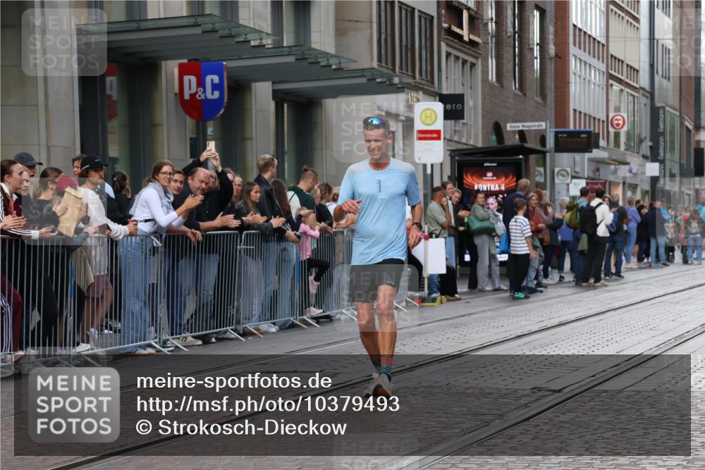 13.09.2026 - 21. swb-Marathon Bremen Strokosch-Dieckow http://msf.ph/oto/10379493 13.09.2026 12:41:18 Ziel 129, 1139, 634, 642 meine-sportfotos.de