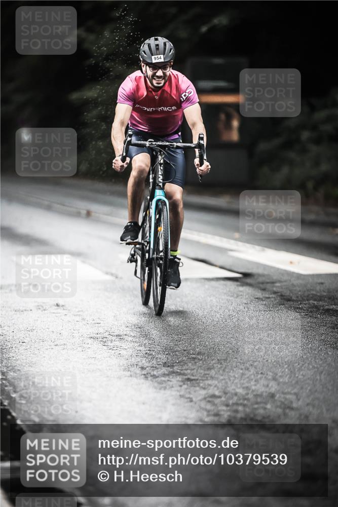 13.09.2026 - Stadtparktriathlon H.Heesch http://msf.ph/oto/10379539 13.09.2026 12:23:15 Radfahren 954, 961, 1049 meine-sportfotos.de