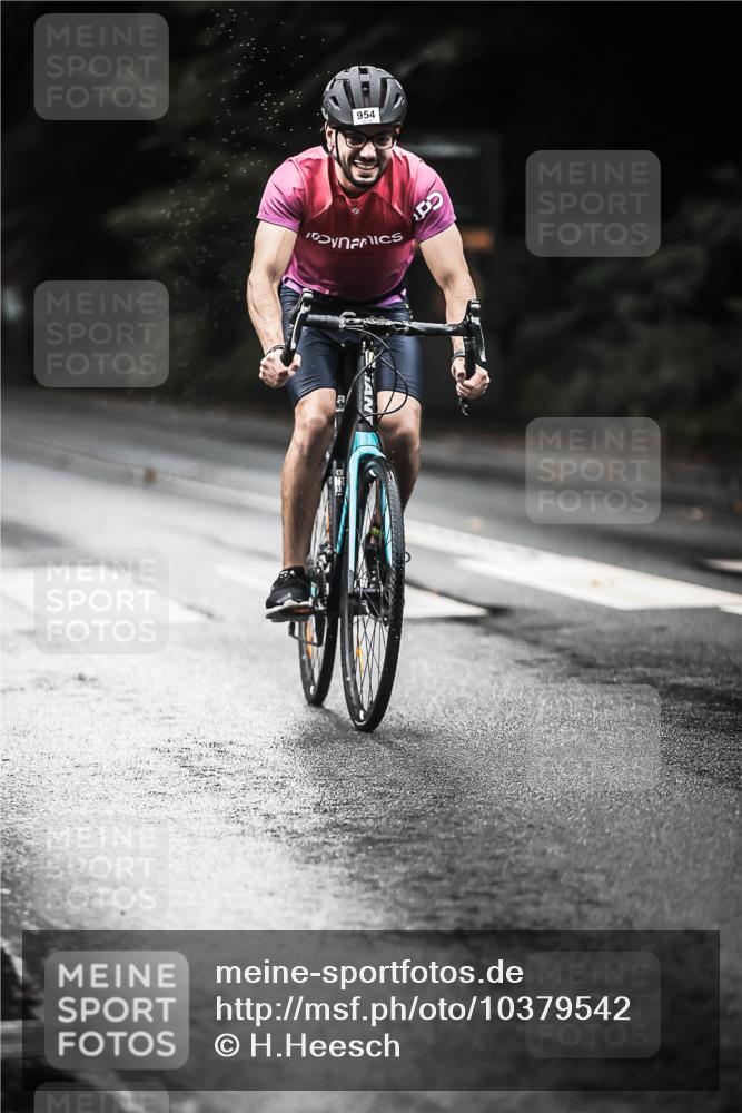 13.09.2026 - Stadtparktriathlon H.Heesch http://msf.ph/oto/10379542 13.09.2026 12:23:15 Radfahren 954, 961, 1049 meine-sportfotos.de