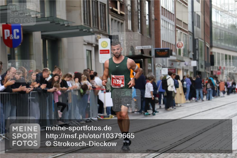 13.09.2026 - 21. swb-Marathon Bremen Strokosch-Dieckow http://msf.ph/oto/10379665 13.09.2026 12:41:33 Ziel 129, 1139 meine-sportfotos.de