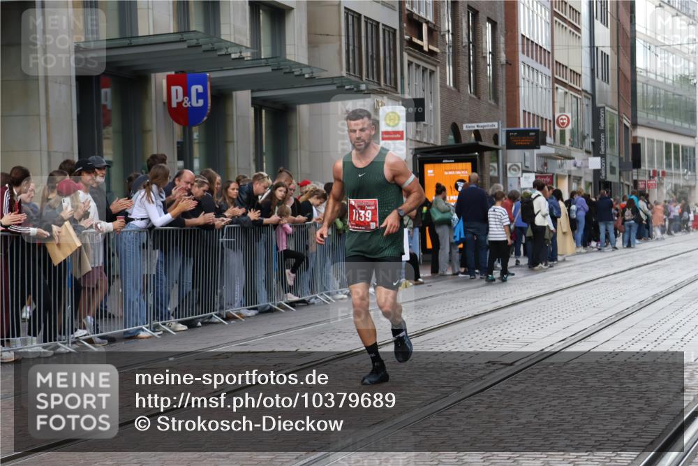 13.09.2026 - 21. swb-Marathon Bremen Strokosch-Dieckow http://msf.ph/oto/10379689 13.09.2026 12:41:33 Ziel 129, 1139 meine-sportfotos.de
