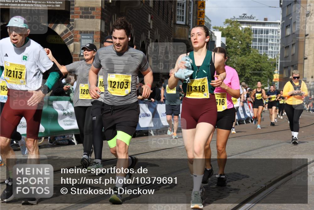 13.09.2026 - 21. swb-Marathon Bremen Strokosch-Dieckow http://msf.ph/oto/10379691 13.09.2026 11:04:17 Ziel 10152, 10357, 10403, 10429, 10516, 10607, 10659, 10671, 10672, 10720, 10726, 10796, 10912, 10913, 10918, 11149, 11318, 11319, 11325, 11451, 11470, 11471, 11511, 11618, 11909, 11967, 12103, 12140, 12260, 12392, 12433, 12504, 10160, 10245, 10526, 10613, 10711, 10755, 11214, 11215, 11248, 11410, 11720, 11740, 11761, 12009, 12929 meine-sportfotos.de