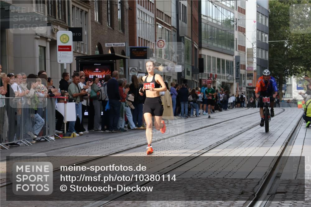 13.09.2026 - 21. swb-Marathon Bremen Strokosch-Dieckow http://msf.ph/oto/10380114 13.09.2026 12:42:49 Ziel 206, 236 meine-sportfotos.de
