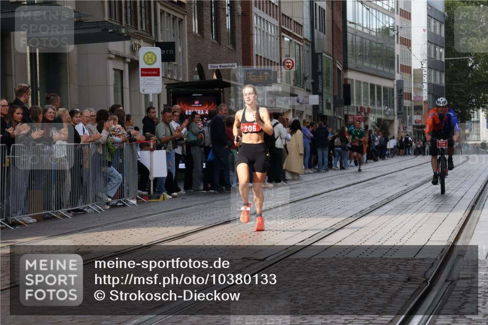 13.09.2026 - 21. swb-Marathon Bremen Strokosch-Dieckow http://msf.ph/oto/10380133 13.09.2026 12:42:49 Ziel 206, 236 meine-sportfotos.de
