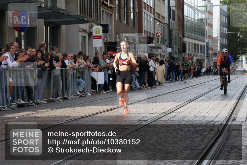 13.09.2026 - 21. swb-Marathon Bremen Strokosch-Dieckow http://msf.ph/oto/10380152 13.09.2026 12:42:50 Ziel 206, 236 meine-sportfotos.de