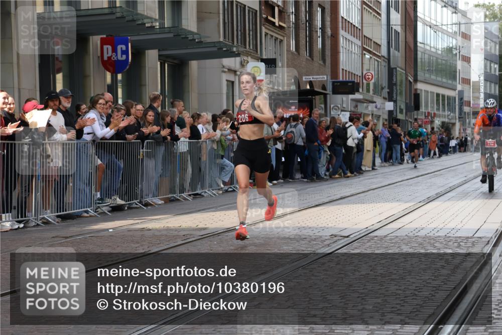 13.09.2026 - 21. swb-Marathon Bremen Strokosch-Dieckow http://msf.ph/oto/10380196 13.09.2026 12:42:51 Ziel 206, 236 meine-sportfotos.de
