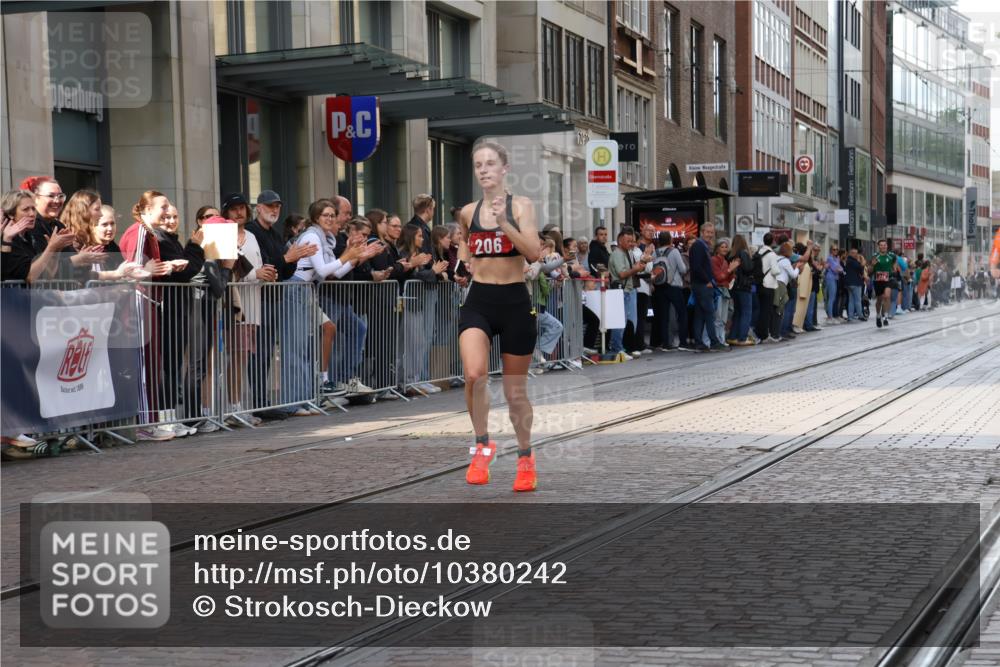 13.09.2026 - 21. swb-Marathon Bremen Strokosch-Dieckow http://msf.ph/oto/10380242 13.09.2026 12:42:51 Ziel 206, 236 meine-sportfotos.de