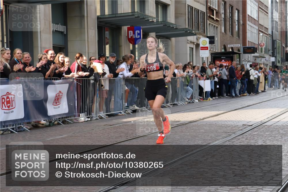 13.09.2026 - 21. swb-Marathon Bremen Strokosch-Dieckow http://msf.ph/oto/10380265 13.09.2026 12:42:51 Ziel 206, 236 meine-sportfotos.de