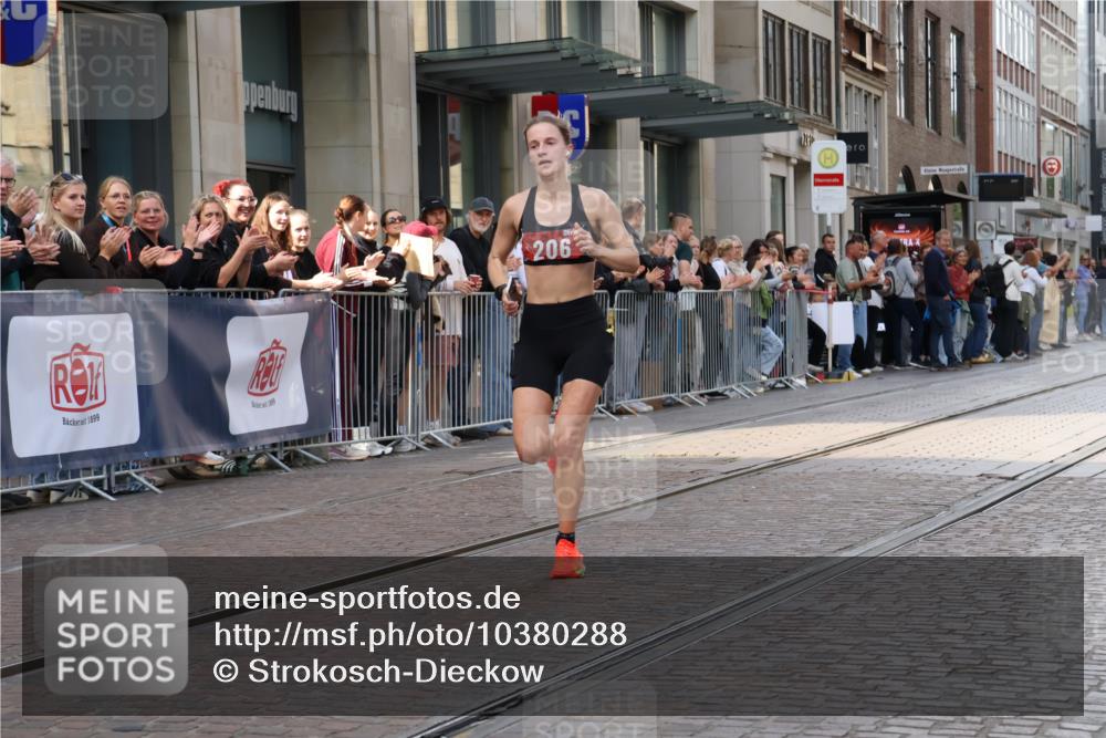 13.09.2026 - 21. swb-Marathon Bremen Strokosch-Dieckow http://msf.ph/oto/10380288 13.09.2026 12:42:52 Ziel 206, 236 meine-sportfotos.de