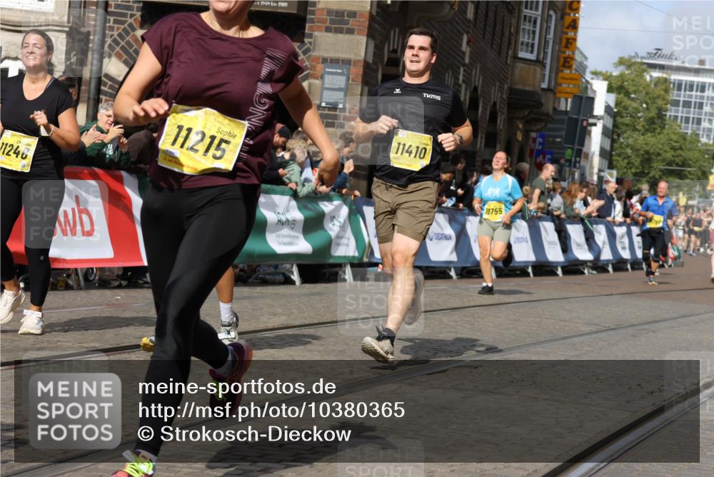 13.09.2026 - 21. swb-Marathon Bremen Strokosch-Dieckow http://msf.ph/oto/10380365 13.09.2026 11:04:34 Ziel 10182, 10245, 10291, 10390, 10516, 10526, 10613, 10671, 10672, 10913, 11214, 11215, 11221, 11318, 11336, 11539, 11720, 11726, 11740, 11909, 12001, 12103, 12113, 12276, 10198, 10283, 10481, 10877, 10940, 11006, 11114, 11364, 11366, 11592, 11705, 12005, 12493, 12495, 12498, 12500, 12502, 12563 meine-sportfotos.de