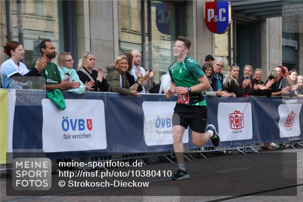13.09.2026 - 21. swb-Marathon Bremen Strokosch-Dieckow http://msf.ph/oto/10380410 13.09.2026 12:43:01 Ziel 236 meine-sportfotos.de