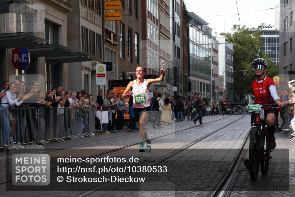13.09.2026 - 21. swb-Marathon Bremen Strokosch-Dieckow http://msf.ph/oto/10380533 13.09.2026 12:43:30 Ziel 1567, 5212 meine-sportfotos.de