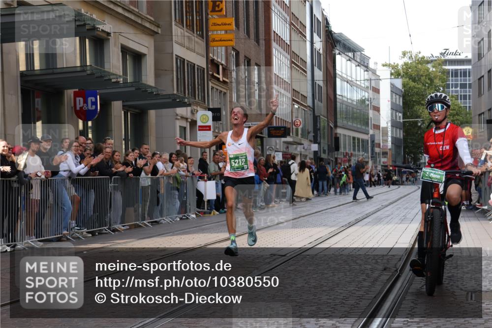 13.09.2026 - 21. swb-Marathon Bremen Strokosch-Dieckow http://msf.ph/oto/10380550 13.09.2026 12:43:30 Ziel 1567, 5212 meine-sportfotos.de