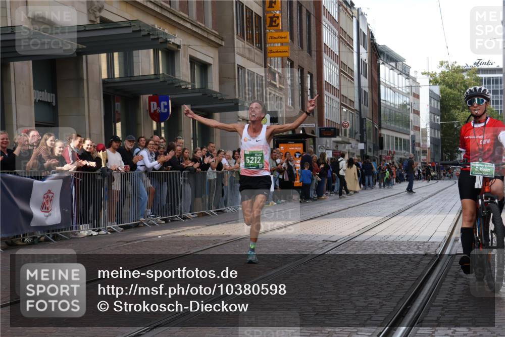 13.09.2026 - 21. swb-Marathon Bremen Strokosch-Dieckow http://msf.ph/oto/10380598 13.09.2026 12:43:31 Ziel 1567, 5212 meine-sportfotos.de