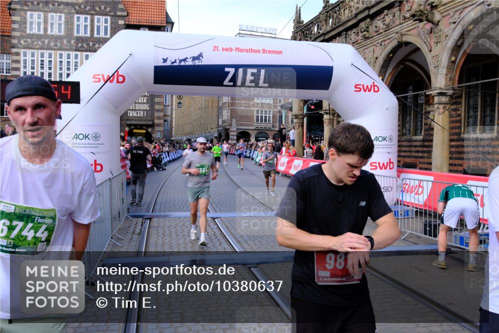 13.09.2026 - 21. swb-Marathon Bremen Tim E. http://msf.ph/oto/10380637 13.09.2026 13:16:43 Ziel 740, 755, 792, 1076, 1162, 1605, 2604, 5554, 5963, 6367, 6721, 7053, 7603, 7801, 8171, 8288, 9031, 9115 meine-sportfotos.de