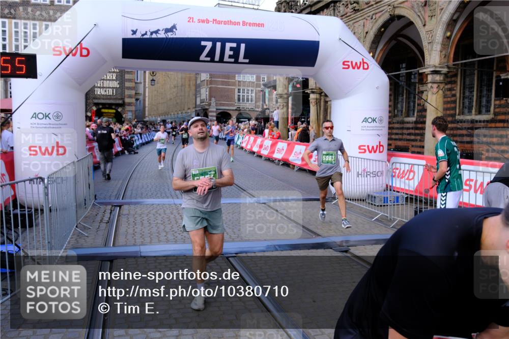 13.09.2026 - 21. swb-Marathon Bremen Tim E. http://msf.ph/oto/10380710 13.09.2026 13:16:44 Ziel 755, 792, 816, 1076, 1162, 2604, 5554, 5963, 6367, 7053, 7603, 7801, 8171, 8288, 9031, 9115 meine-sportfotos.de