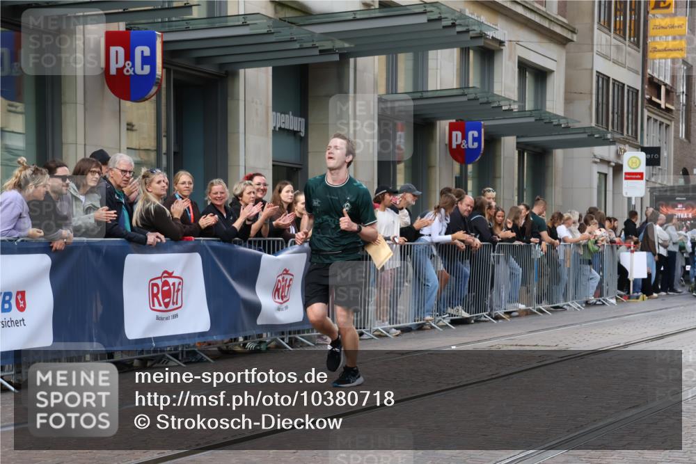 13.09.2026 - 21. swb-Marathon Bremen Strokosch-Dieckow http://msf.ph/oto/10380718 13.09.2026 12:43:53 Ziel 798, 1313, 1490, 2044, 6507, 1567, 5212 meine-sportfotos.de