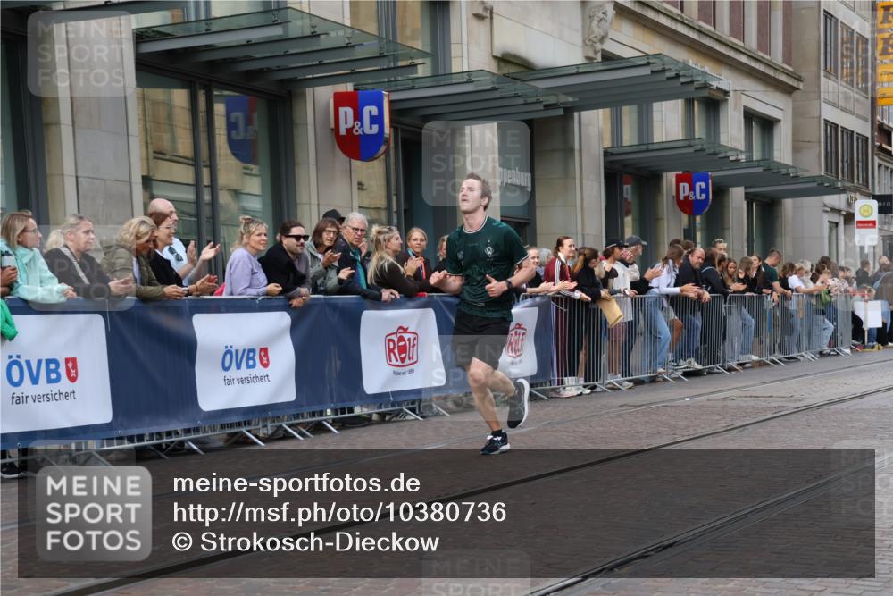 13.09.2026 - 21. swb-Marathon Bremen Strokosch-Dieckow http://msf.ph/oto/10380736 13.09.2026 12:43:54 Ziel 798, 1313, 1490, 2044, 6507, 1567, 5212 meine-sportfotos.de