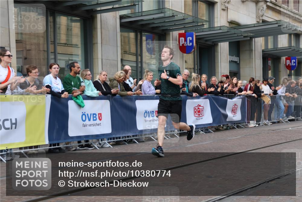 13.09.2026 - 21. swb-Marathon Bremen Strokosch-Dieckow http://msf.ph/oto/10380774 13.09.2026 12:43:54 Ziel 798, 1313, 1490, 2044, 6507, 1567, 5212 meine-sportfotos.de