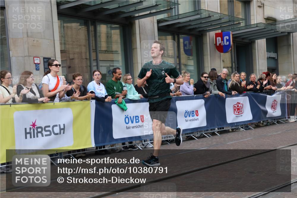 13.09.2026 - 21. swb-Marathon Bremen Strokosch-Dieckow http://msf.ph/oto/10380791 13.09.2026 12:43:54 Ziel 798, 1313, 1490, 2044, 6507, 1567, 5212 meine-sportfotos.de