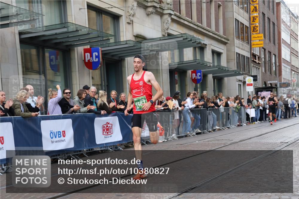 13.09.2026 - 21. swb-Marathon Bremen Strokosch-Dieckow http://msf.ph/oto/10380827 13.09.2026 12:44:09 Ziel 2044, 6507, 798, 1313, 1490 meine-sportfotos.de