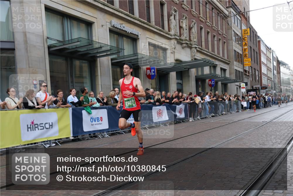 13.09.2026 - 21. swb-Marathon Bremen Strokosch-Dieckow http://msf.ph/oto/10380845 13.09.2026 12:44:09 Ziel 2044, 6507, 798, 1313, 1490 meine-sportfotos.de