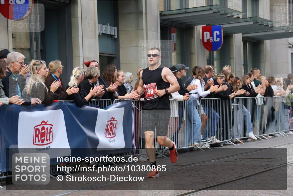 13.09.2026 - 21. swb-Marathon Bremen Strokosch-Dieckow http://msf.ph/oto/10380865 13.09.2026 12:44:14 Ziel 289, 798, 1313, 1490, 2044, 6507 meine-sportfotos.de