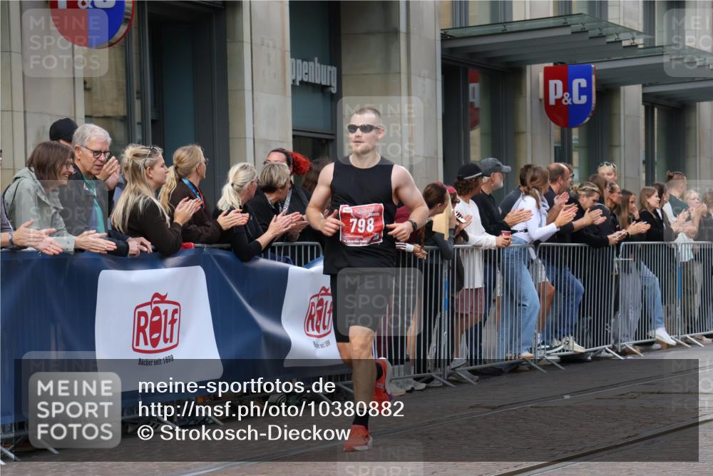 13.09.2026 - 21. swb-Marathon Bremen Strokosch-Dieckow http://msf.ph/oto/10380882 13.09.2026 12:44:14 Ziel 289, 798, 1313, 1490, 2044, 6507 meine-sportfotos.de