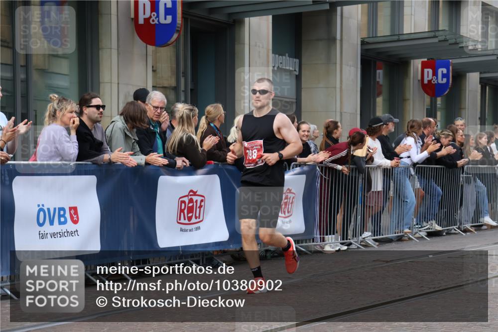 13.09.2026 - 21. swb-Marathon Bremen Strokosch-Dieckow http://msf.ph/oto/10380902 13.09.2026 12:44:14 Ziel 289, 798, 1313, 1490, 2044, 6507 meine-sportfotos.de