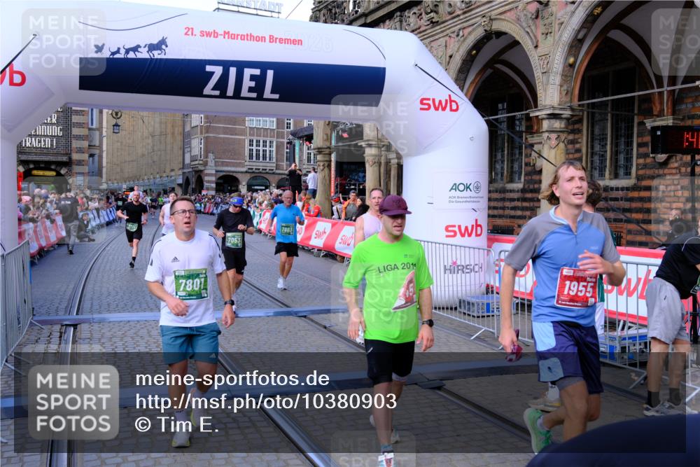 13.09.2026 - 21. swb-Marathon Bremen Tim E. http://msf.ph/oto/10380903 13.09.2026 13:16:49 Ziel 792, 816, 985, 1076, 1162, 2474, 2604, 5255, 5554, 5963, 6367, 7053, 7603, 7801, 7875, 8171, 8288 meine-sportfotos.de