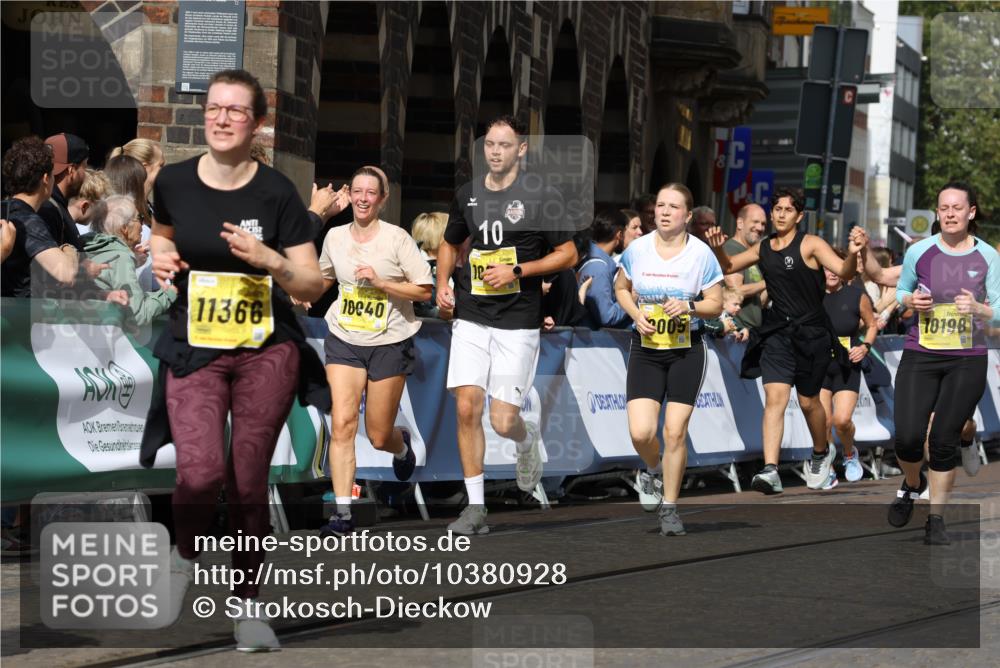 13.09.2026 - 21. swb-Marathon Bremen Strokosch-Dieckow http://msf.ph/oto/10380928 13.09.2026 11:04:52 Ziel 10160, 10245, 10481, 10526, 10711, 10755, 10877, 11114, 11214, 11215, 11248, 11364, 11410, 11592, 11740, 11761, 11991, 12009, 12929, 10370, 10465, 10718, 10741, 10850, 10975, 11133, 11281, 11939, 12002, 12064, 12099, 12235, 12522 meine-sportfotos.de