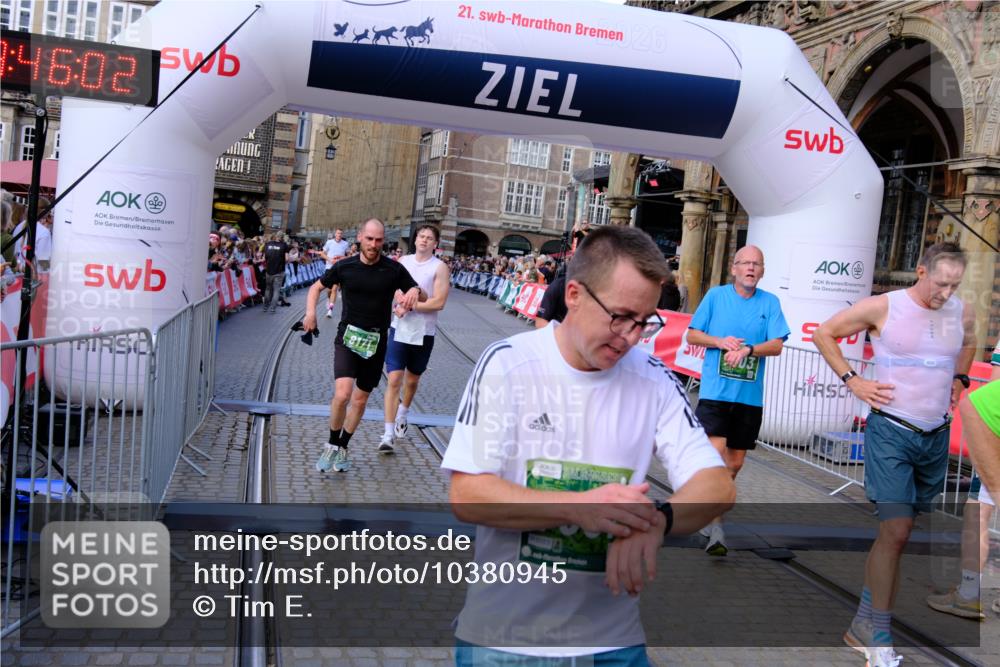 13.09.2026 - 21. swb-Marathon Bremen Tim E. http://msf.ph/oto/10380945 13.09.2026 13:16:51 Ziel 696, 816, 985, 1076, 1162, 2474, 2604, 4485, 5255, 5963, 6367, 7053, 7603, 7801, 7875, 8171, 8288 meine-sportfotos.de