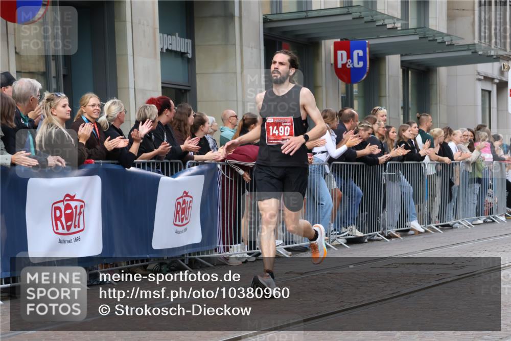 13.09.2026 - 21. swb-Marathon Bremen Strokosch-Dieckow http://msf.ph/oto/10380960 13.09.2026 12:44:17 Ziel 289, 6485, 798, 1313, 1490, 2044, 6507 meine-sportfotos.de