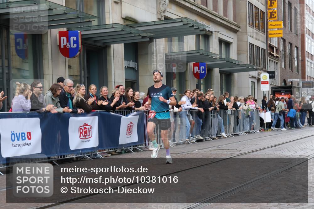 13.09.2026 - 21. swb-Marathon Bremen Strokosch-Dieckow http://msf.ph/oto/10381016 13.09.2026 12:44:20 Ziel 289, 6485, 798, 1313, 1490, 2044, 6507 meine-sportfotos.de