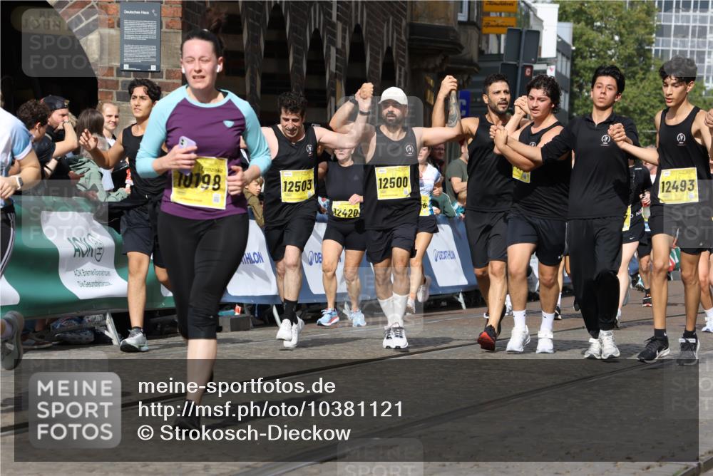 13.09.2026 - 21. swb-Marathon Bremen Strokosch-Dieckow http://msf.ph/oto/10381121 13.09.2026 11:04:55 Ziel 10160, 10481, 10711, 10755, 10877, 11114, 11248, 11364, 11366, 11410, 11592, 11705, 11761, 11991, 12009, 12929, 10370, 10465, 10718, 10741, 10800, 10850, 10975, 11105, 11281, 11584, 11722, 11900, 11939, 12002, 12064, 12099, 12235, 12335, 12522 meine-sportfotos.de