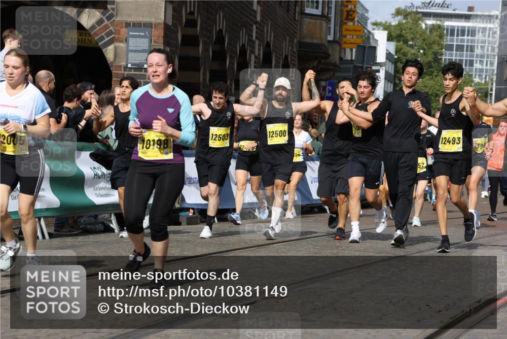13.09.2026 - 21. swb-Marathon Bremen Strokosch-Dieckow http://msf.ph/oto/10381149 13.09.2026 11:04:56 Ziel 10160, 10283, 10481, 10711, 10755, 10877, 11114, 11364, 11366, 11592, 11705, 11761, 11991, 10370, 10465, 10718, 10800, 10850, 10975, 11105, 11281, 11584, 11722, 11900, 12002, 12064, 12099, 12235, 12335, 12522 meine-sportfotos.de
