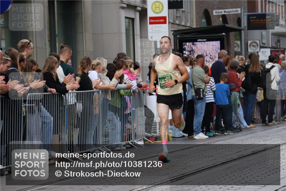 13.09.2026 - 21. swb-Marathon Bremen Strokosch-Dieckow http://msf.ph/oto/10381236 13.09.2026 12:44:42 Ziel 322, 814, 1187, 1544, 1840, 4474, 6485, 8285, 289, 6485 meine-sportfotos.de