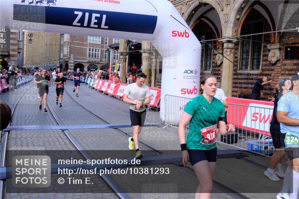 13.09.2026 - 21. swb-Marathon Bremen Tim E. http://msf.ph/oto/10381293 13.09.2026 13:17:26 Ziel 2052, 3246, 3706, 4156, 4805, 6624, 6704, 6759, 6953, 7284, 8111, 8418, 8858 meine-sportfotos.de