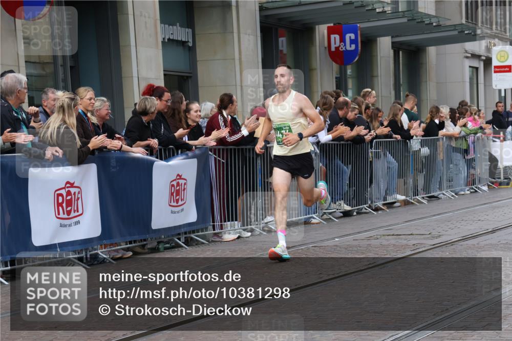 13.09.2026 - 21. swb-Marathon Bremen Strokosch-Dieckow http://msf.ph/oto/10381298 13.09.2026 12:44:44 Ziel 322, 814, 1187, 1544, 1840, 4474, 8285, 289, 6485 meine-sportfotos.de