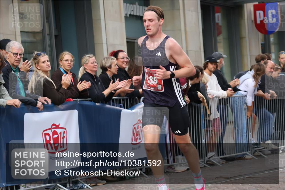 13.09.2026 - 21. swb-Marathon Bremen Strokosch-Dieckow http://msf.ph/oto/10381592 13.09.2026 12:44:56 Ziel 322, 1187, 1544, 1840, 289, 814, 1187, 1840, 4474, 6485, 8285 meine-sportfotos.de