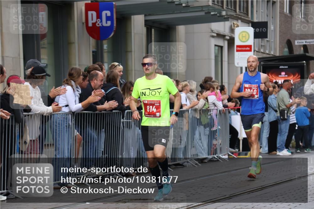 13.09.2026 - 21. swb-Marathon Bremen Strokosch-Dieckow http://msf.ph/oto/10381677 13.09.2026 12:45:09 Ziel 2032, 322, 814, 1187, 1544, 1840, 4474, 8285 meine-sportfotos.de