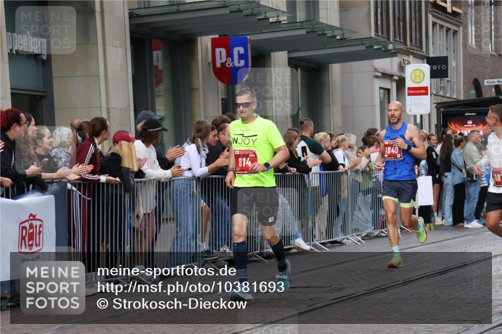 13.09.2026 - 21. swb-Marathon Bremen Strokosch-Dieckow http://msf.ph/oto/10381693 13.09.2026 12:45:09 Ziel 2032, 322, 814, 1187, 1544, 1840, 4474, 8285 meine-sportfotos.de