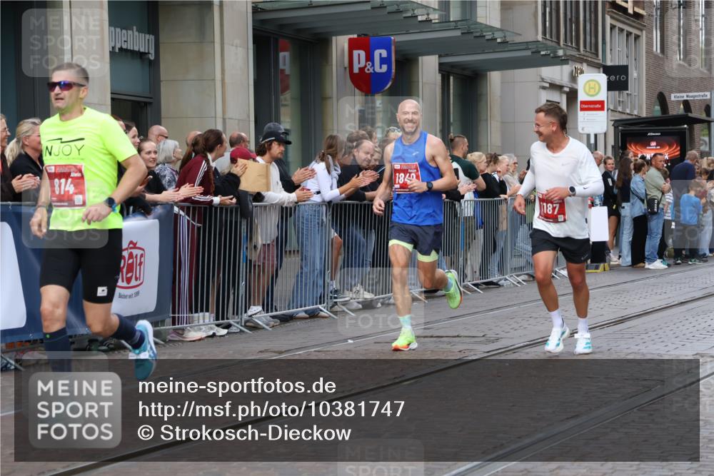 13.09.2026 - 21. swb-Marathon Bremen Strokosch-Dieckow http://msf.ph/oto/10381747 13.09.2026 12:45:11 Ziel 2032, 322, 814, 1187, 1544, 1840, 4474, 8285 meine-sportfotos.de