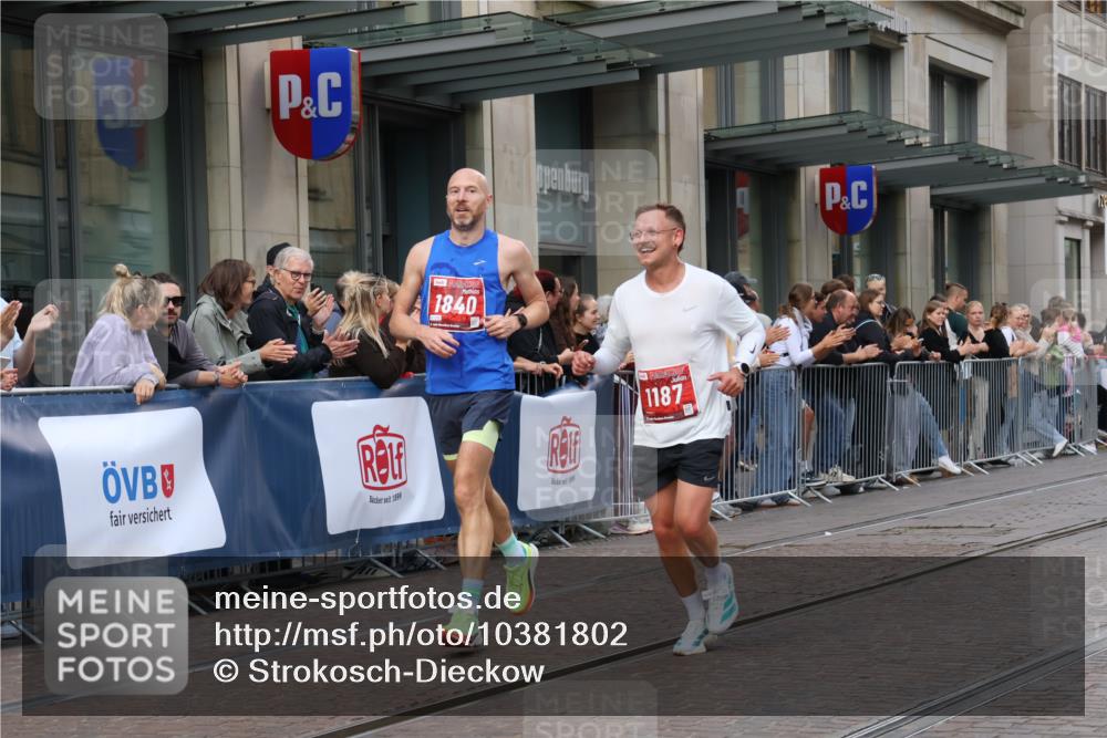 13.09.2026 - 21. swb-Marathon Bremen Strokosch-Dieckow http://msf.ph/oto/10381802 13.09.2026 12:45:12 Ziel 2032, 322, 814, 1187, 1544, 1840, 4474, 8285 meine-sportfotos.de