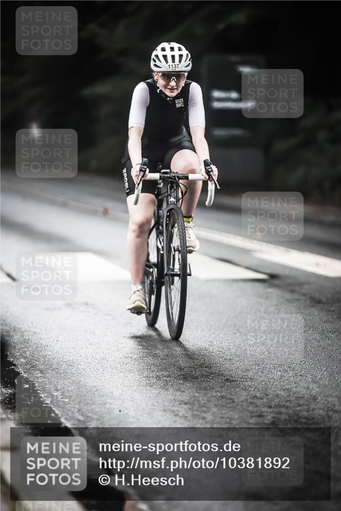 13.09.2026 - Stadtparktriathlon H.Heesch http://msf.ph/oto/10381892 13.09.2026 12:28:26 Radfahren 1098, 1120, 1137 meine-sportfotos.de