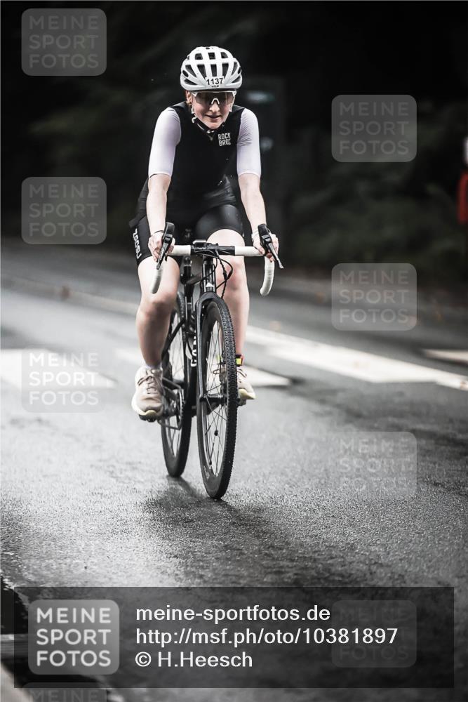 13.09.2026 - Stadtparktriathlon H.Heesch http://msf.ph/oto/10381897 13.09.2026 12:28:26 Radfahren 1098, 1120, 1137 meine-sportfotos.de