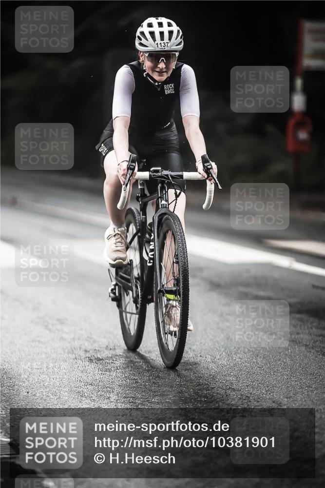 13.09.2026 - Stadtparktriathlon H.Heesch http://msf.ph/oto/10381901 13.09.2026 12:28:26 Radfahren 1098, 1120, 1137 meine-sportfotos.de