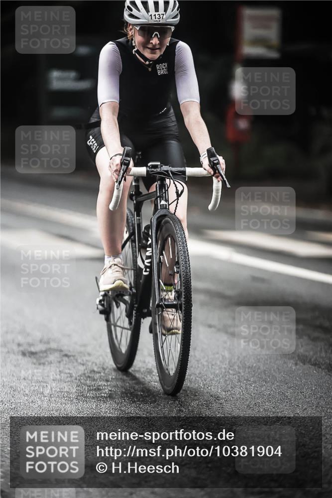 13.09.2026 - Stadtparktriathlon H.Heesch http://msf.ph/oto/10381904 13.09.2026 12:28:27 Radfahren 1098, 1120, 1137 meine-sportfotos.de