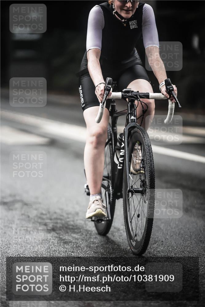 13.09.2026 - Stadtparktriathlon H.Heesch http://msf.ph/oto/10381909 13.09.2026 12:28:27 Radfahren 1098, 1120, 1137 meine-sportfotos.de