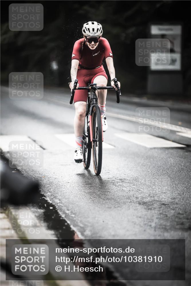 13.09.2026 - Stadtparktriathlon H.Heesch http://msf.ph/oto/10381910 13.09.2026 12:28:30 Radfahren 975, 1120, 1137 meine-sportfotos.de